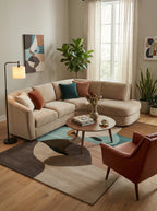 Tapis Bonnieux sous une table basse ronde en bois dans un salon avec canapé beige