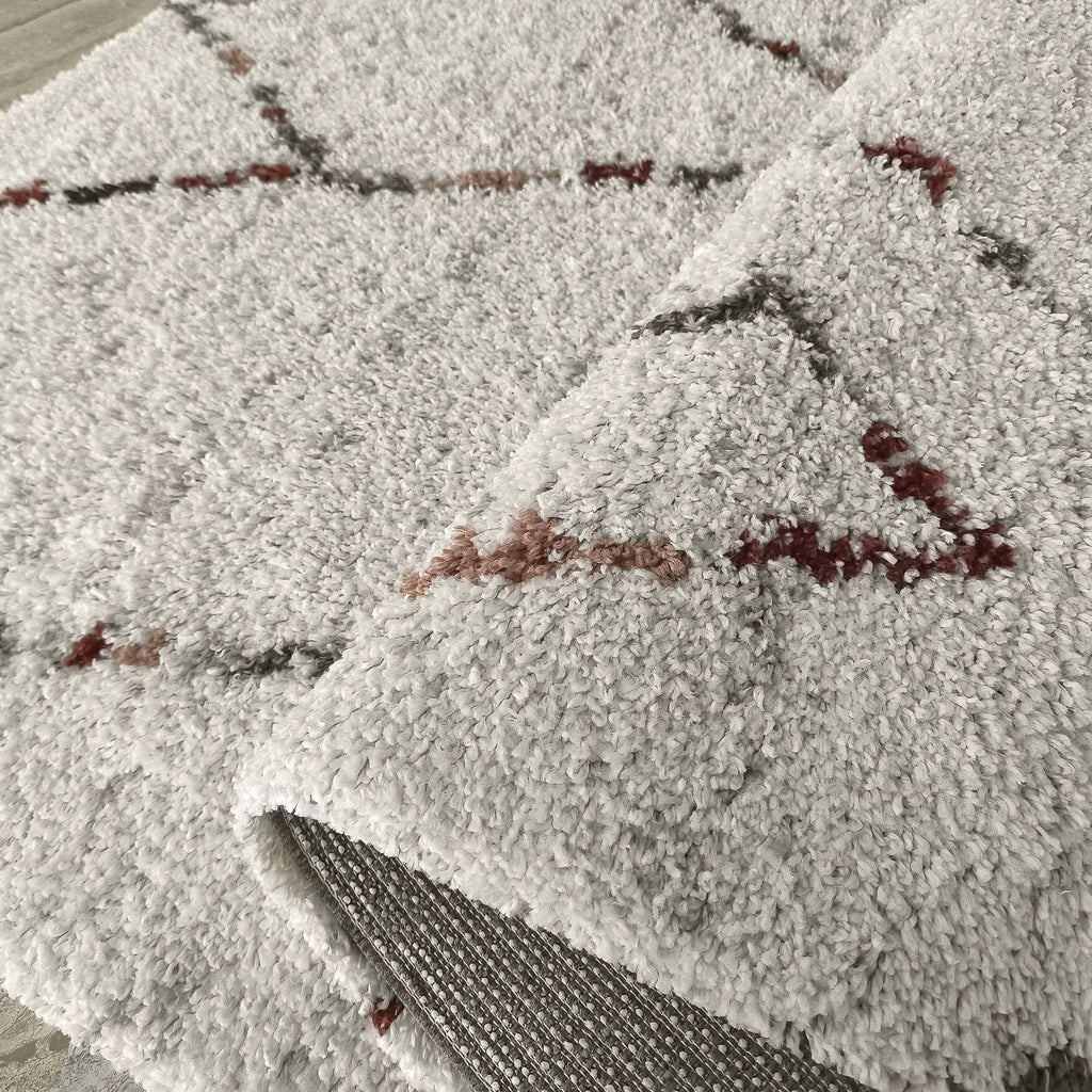 Bord du tapis Arles retourné, motif berbère et envers