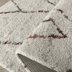 Bord du tapis Arles retourné, motif berbère et envers