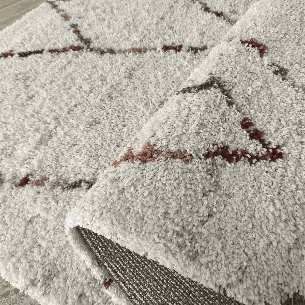 Bord du tapis Arles retourné, motif berbère et envers