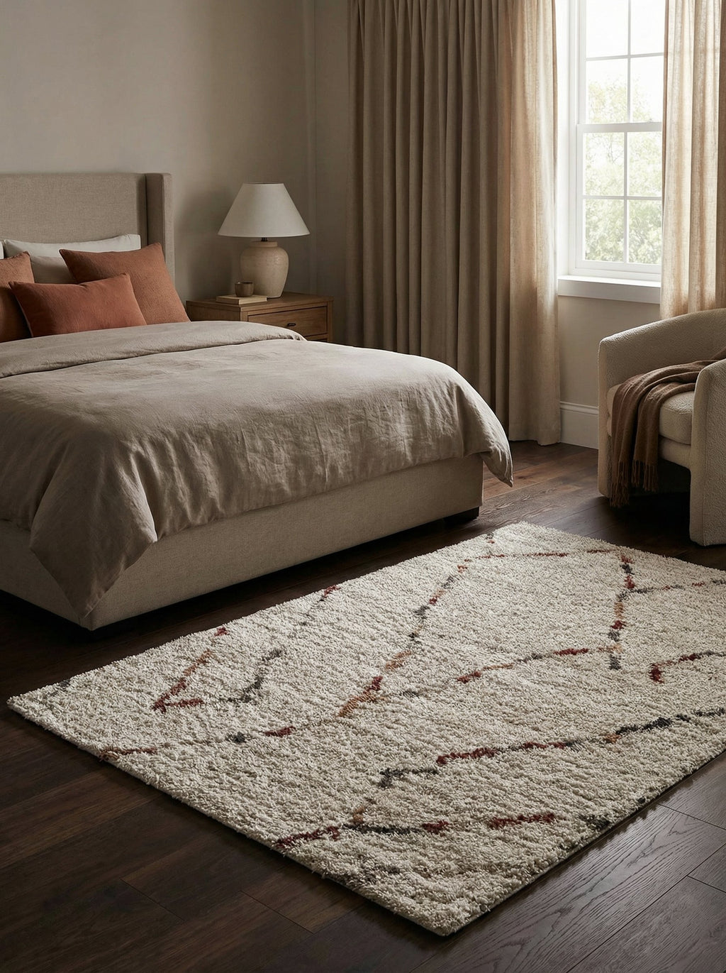 Tapis berbère crème Arles au pied d'un lit dans une chambre aux tons naturels