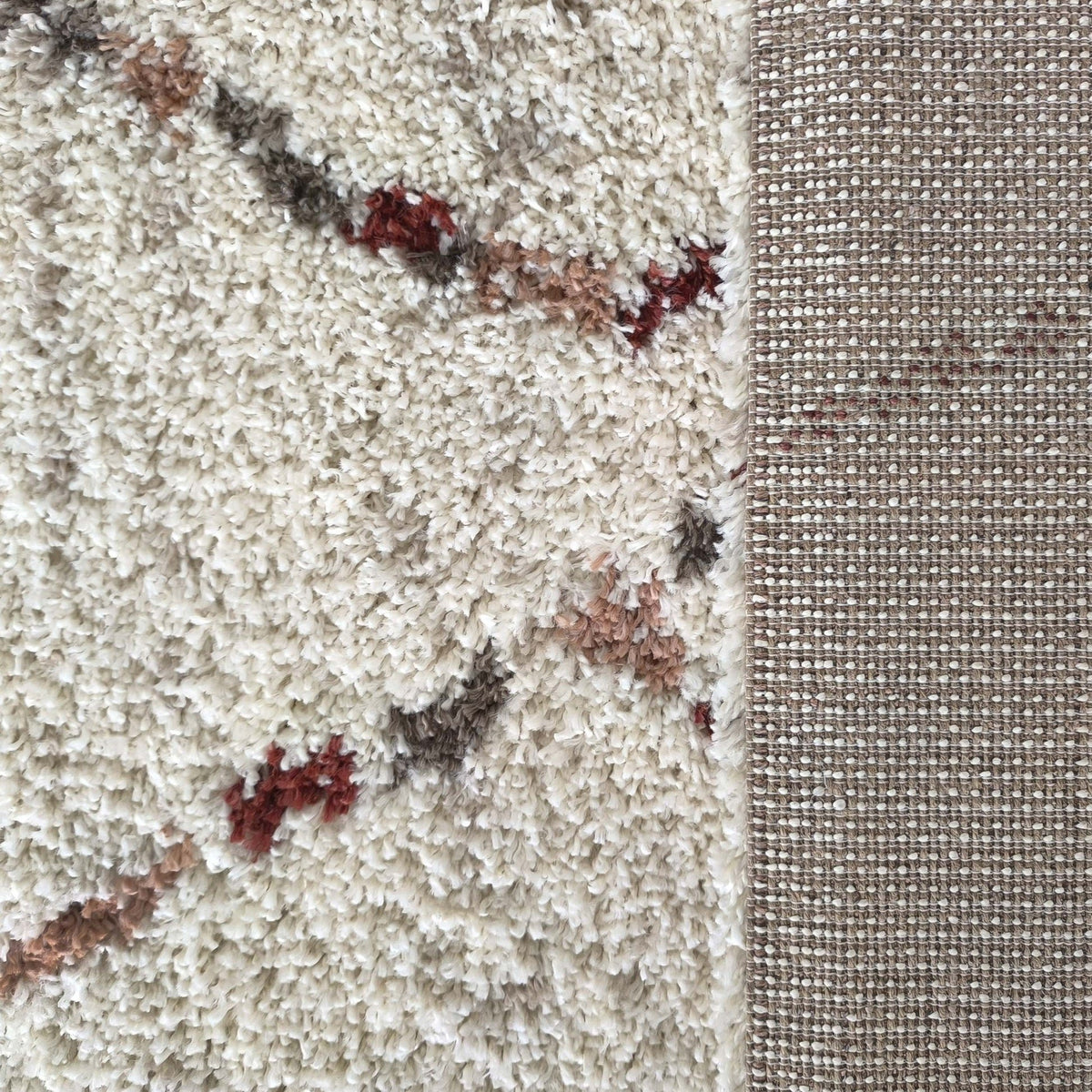 Poils longs du tapis Arles et envers tissé du tapis
