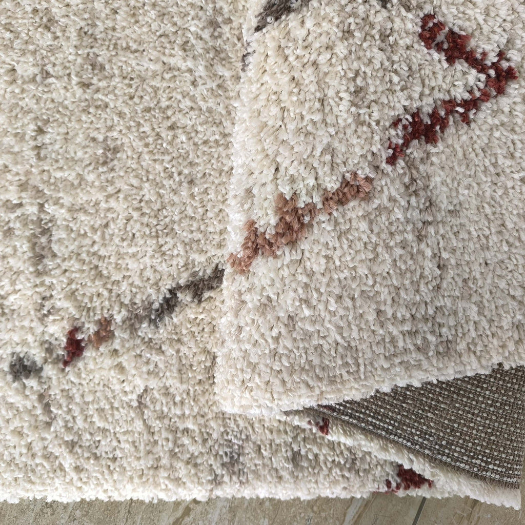 Tapis Arles plié, texture moelleuse à poils longs