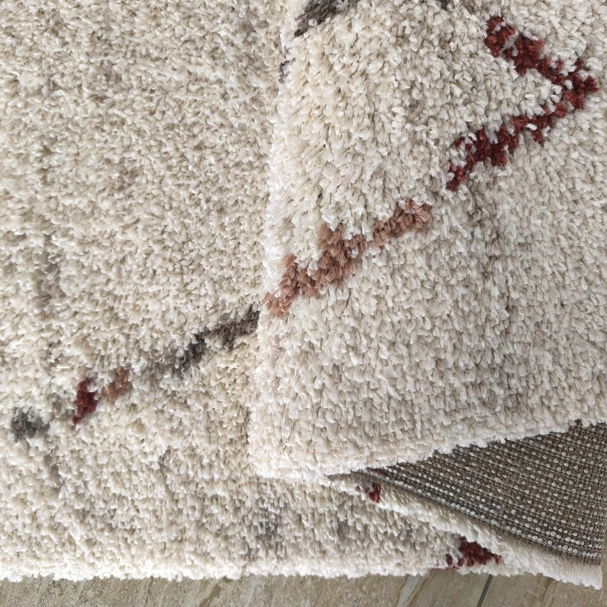 Tapis Arles plié, texture moelleuse à poils longs