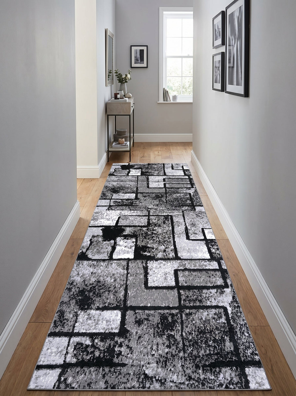 Tapis de couloir gris Dordogne dans un couloir clair sur parquet