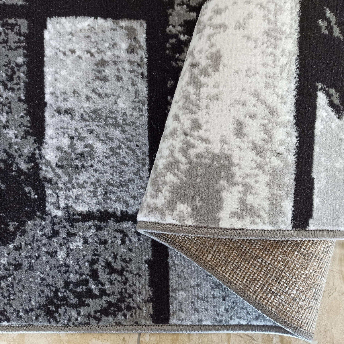 Coin plié du tapis Dordogne montrant le surjet et l'envers