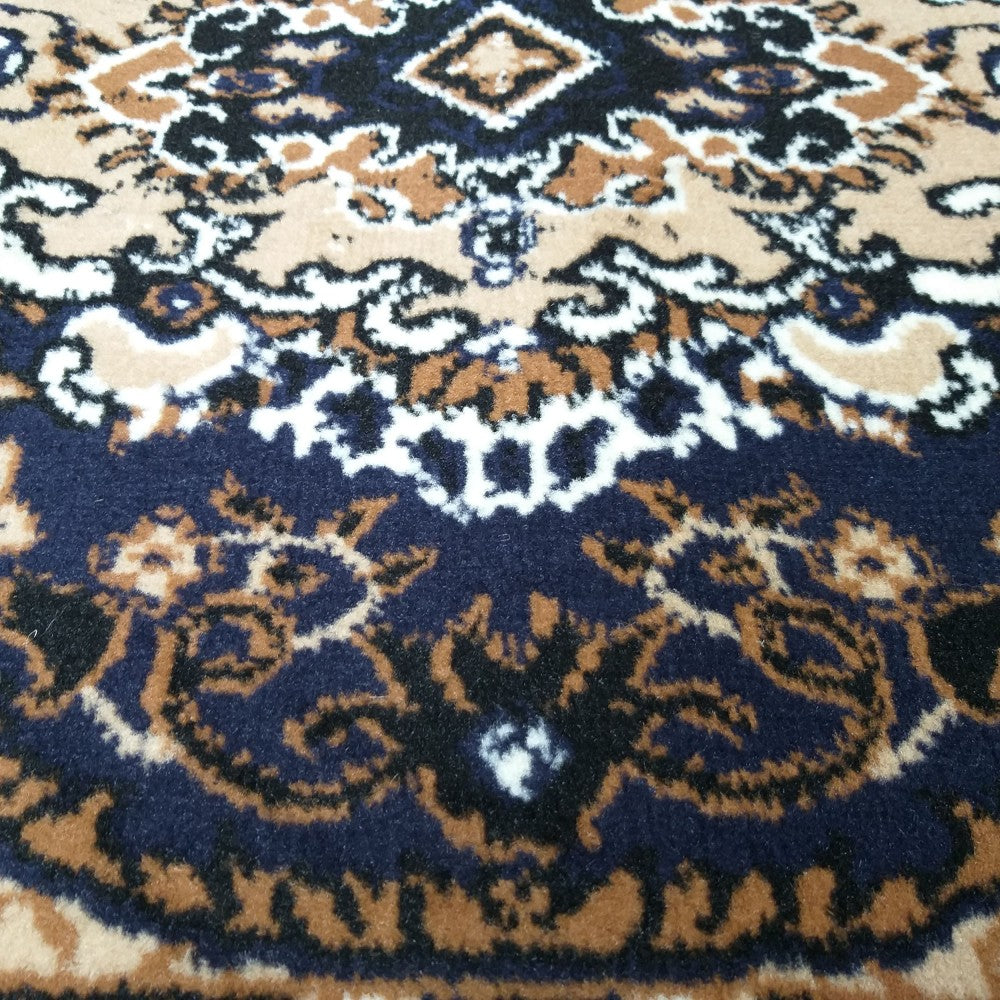 Gros plan sur le médaillon oriental crème, beige et noir du tapis Seine