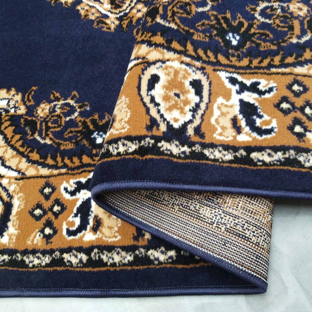 Coin plié du tapis Seine montrant la bordure caramel, le surjet et l'envers tissé