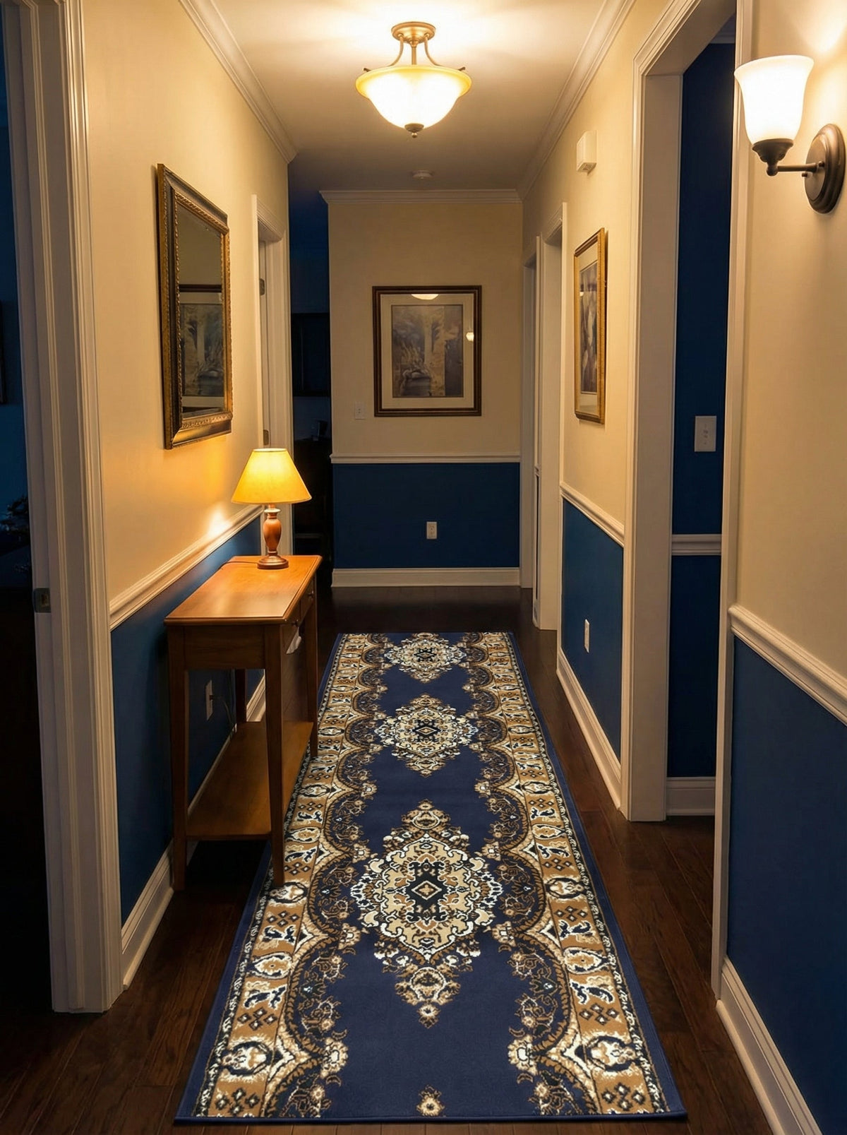 Tapis Seine dans un couloir éclairé le soir, murs crème et soubassement bleu
