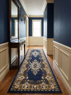 Tapis de couloir oriental Seine dans une entrée aux murs bleu marine et boiseries crème