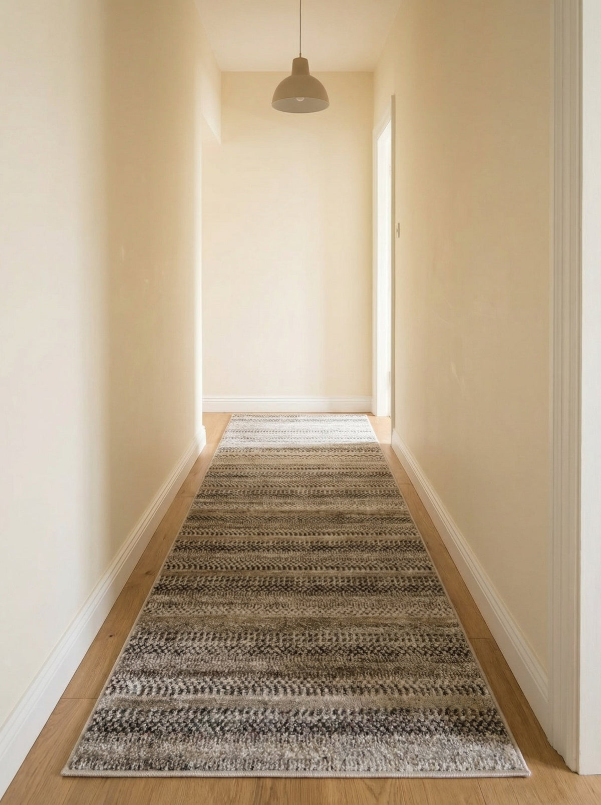 Tapis de couloir Loire dans un couloir aux murs crème sur parquet chêne