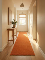 Tapis de couloir terracotta Garonne dans un couloir ensoleillé sur parquet clair