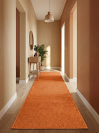 Tapis Garonne dans un couloir aux murs beige et terre cuite