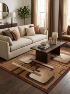 Tapis Menton sous une table basse en bois foncé devant un canapé beige