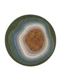 Tapis rond Ombre, anneaux ondulés vert, bleu, gris et crème autour d'un centre caramel, vue de dessus
