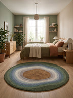 Tapis rond Ombre au pied d'un lit dans une chambre aux murs vert sauge