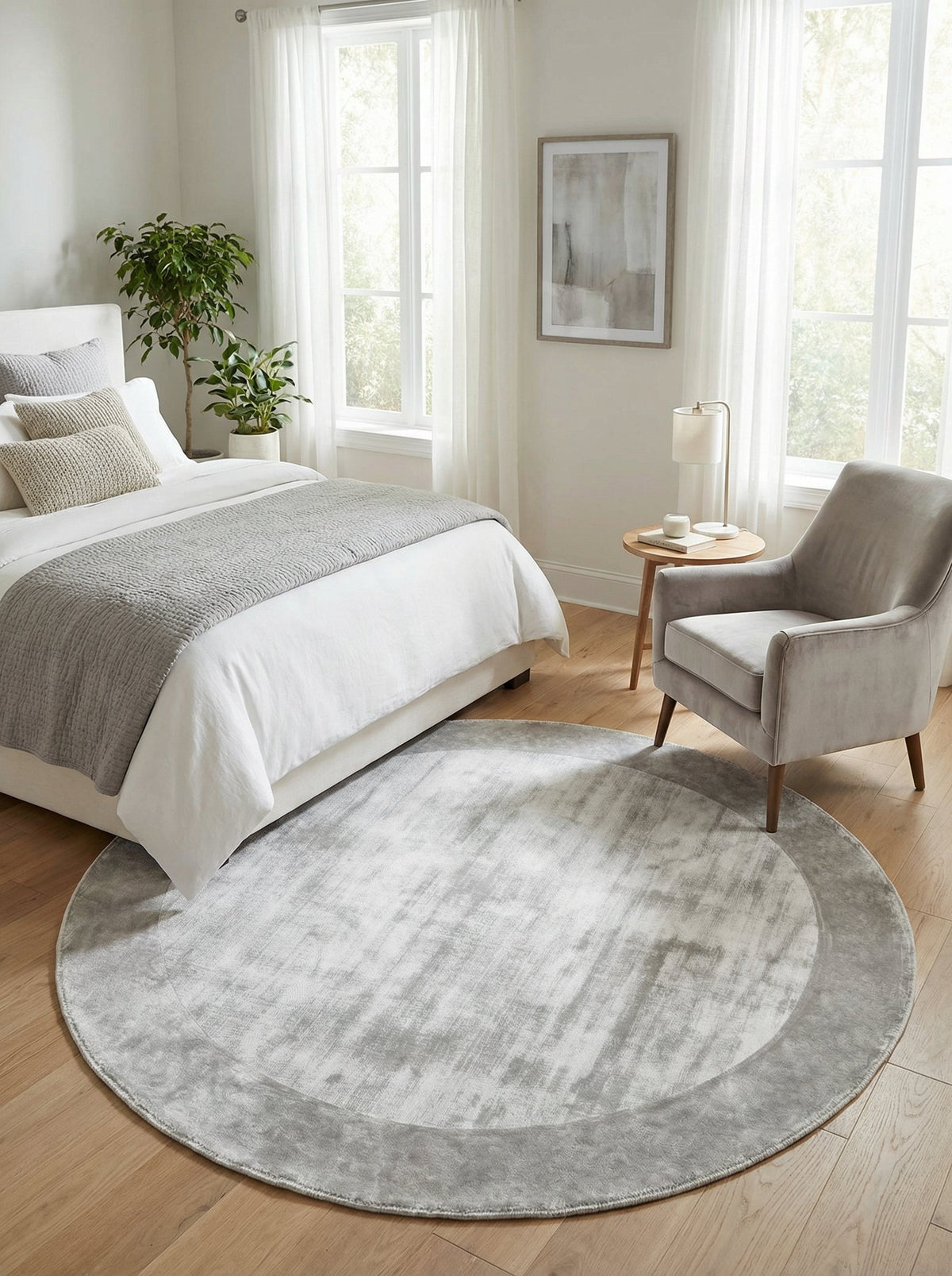 Tapis rond gris Sienne dans une chambre lumineuse près d'un fauteuil en velours