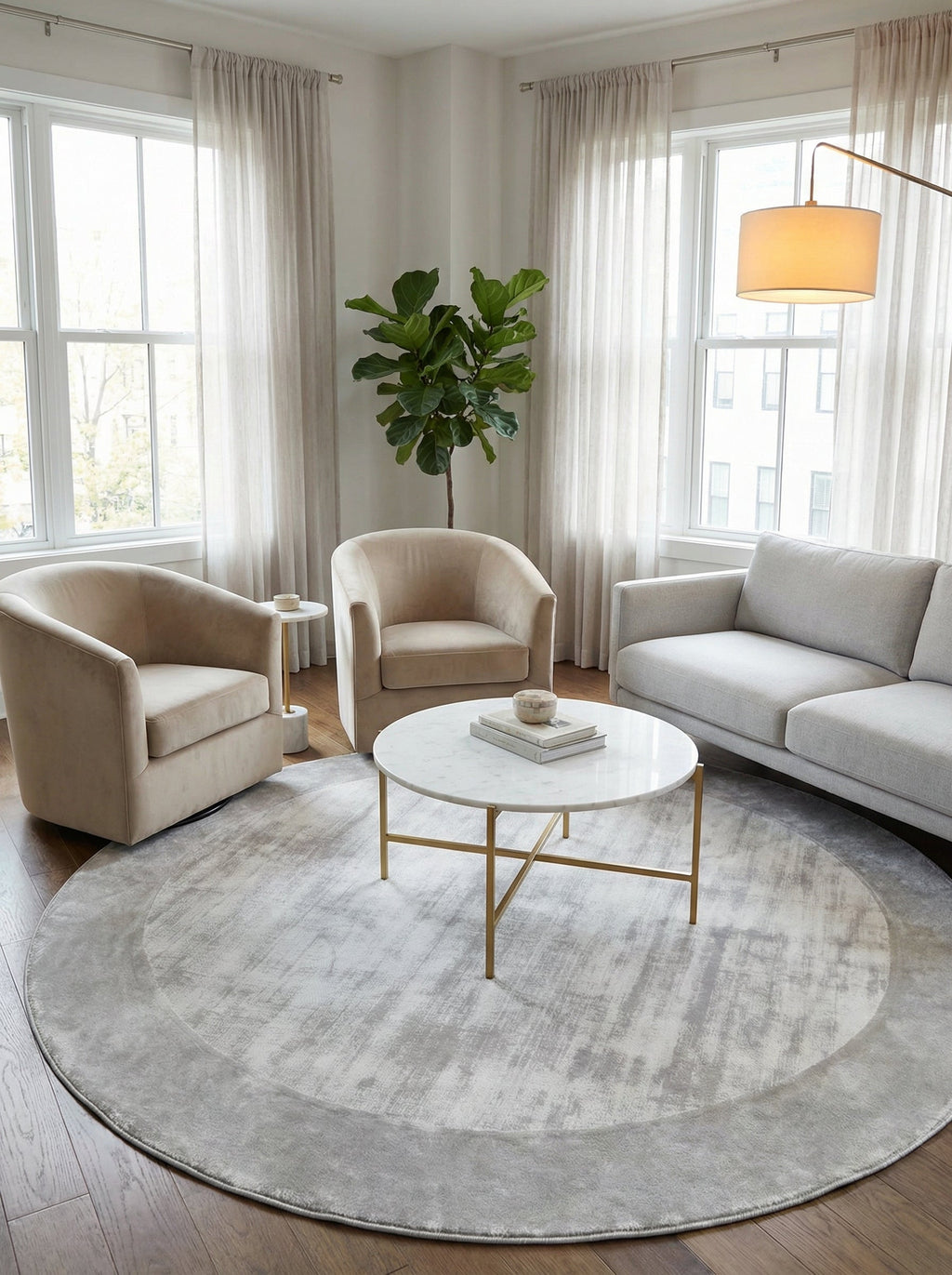 Tapis rond Sienne sous une table basse en marbre dans un salon clair