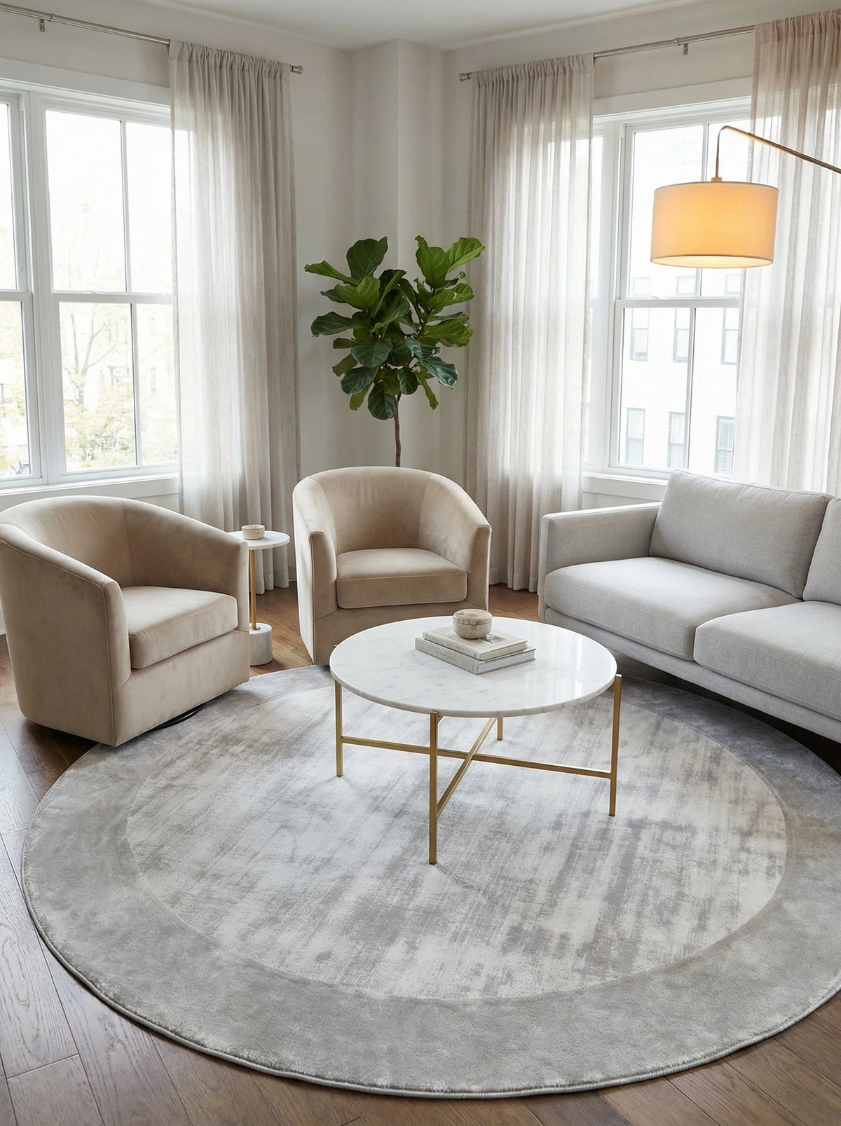 Tapis rond Sienne sous une table basse en marbre dans un salon clair