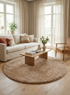 Tapis rond Ocre sous une table basse en bois devant un canapé en lin