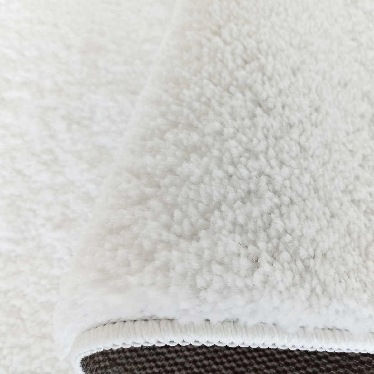 Gros plan sur le velouté et le surjet du tapis Vence