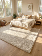 Tapis écru Sète sous un lit dans une chambre ensoleillée