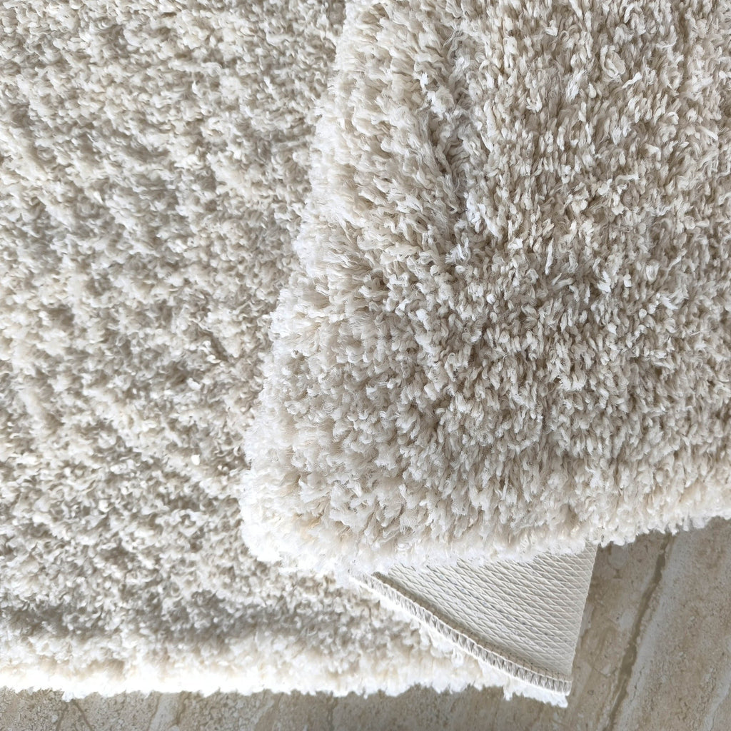 Poils longs et moelleux du tapis Sète, coin retourné