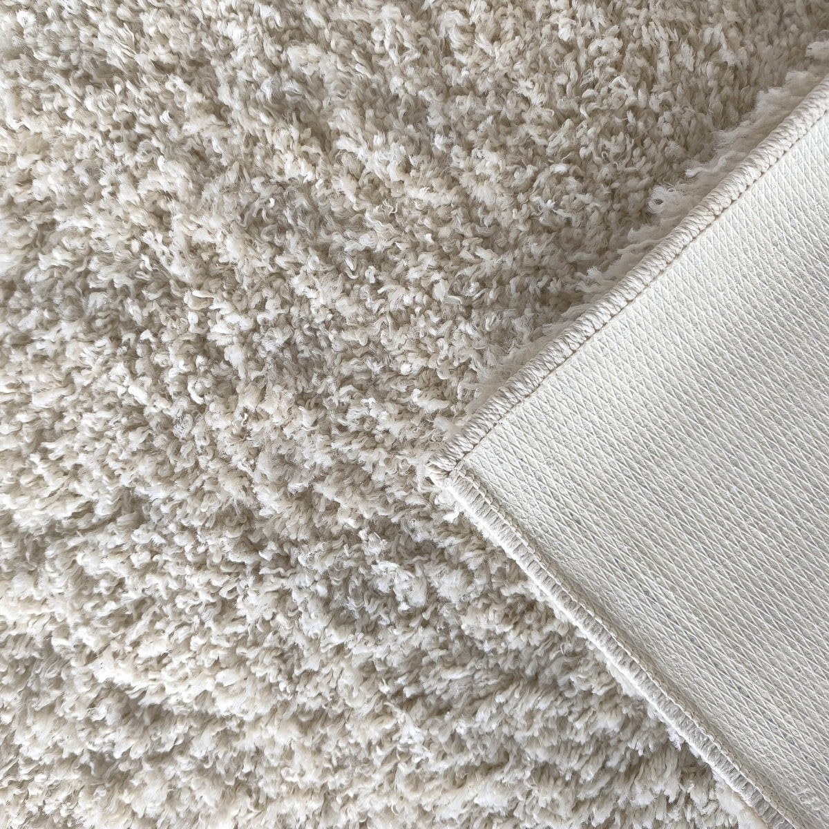 Texture des poils et envers du tapis shaggy Sète
