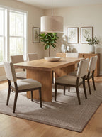 Tapis beige Cassis sous une table de salle à manger en chêne