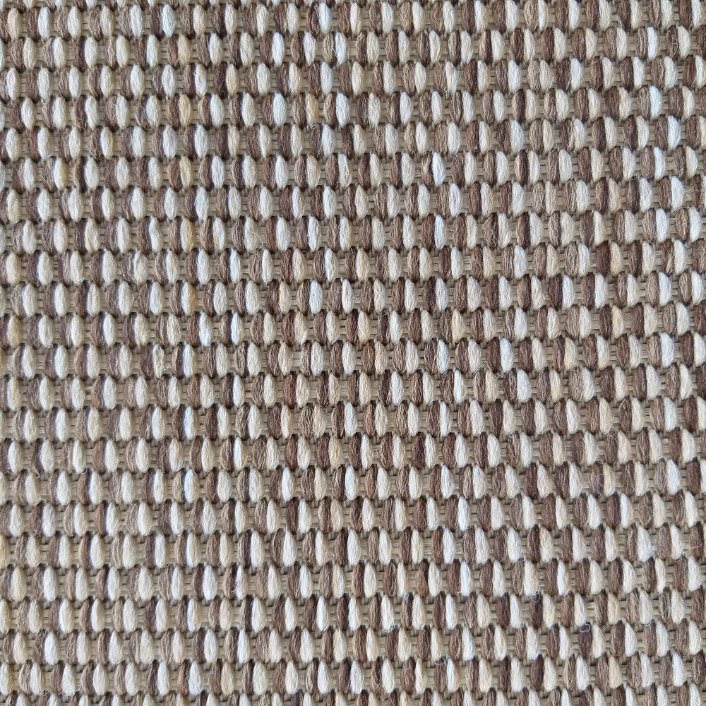 Gros plan sur le tissage du tapis Cassis