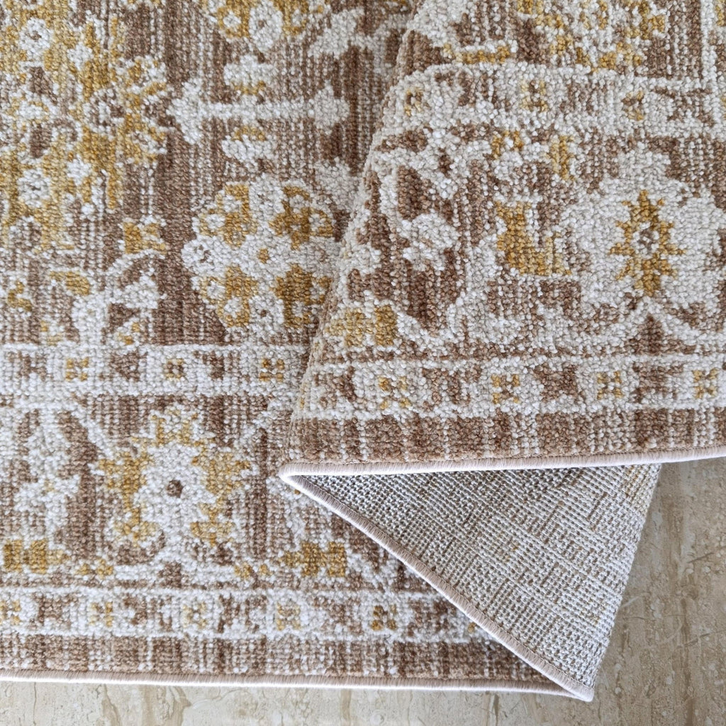 Coin retourné du tapis Gordes montrant les motifs et l'envers tissé