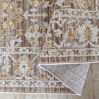 Coin retourné du tapis Gordes montrant les motifs et l'envers tissé
