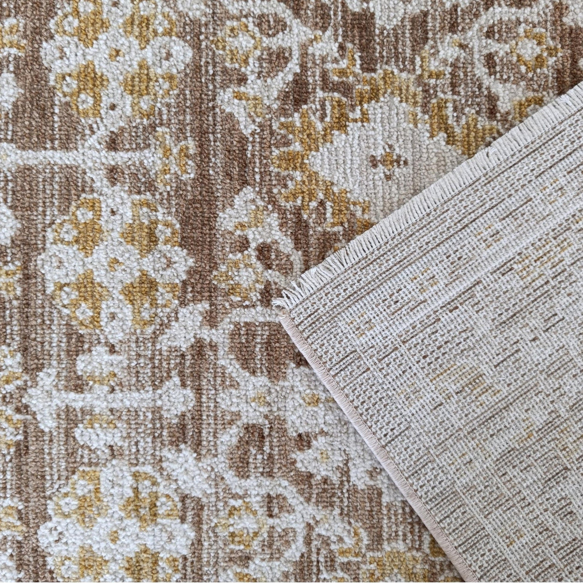 Envers du tapis Gordes et détail des motifs floraux